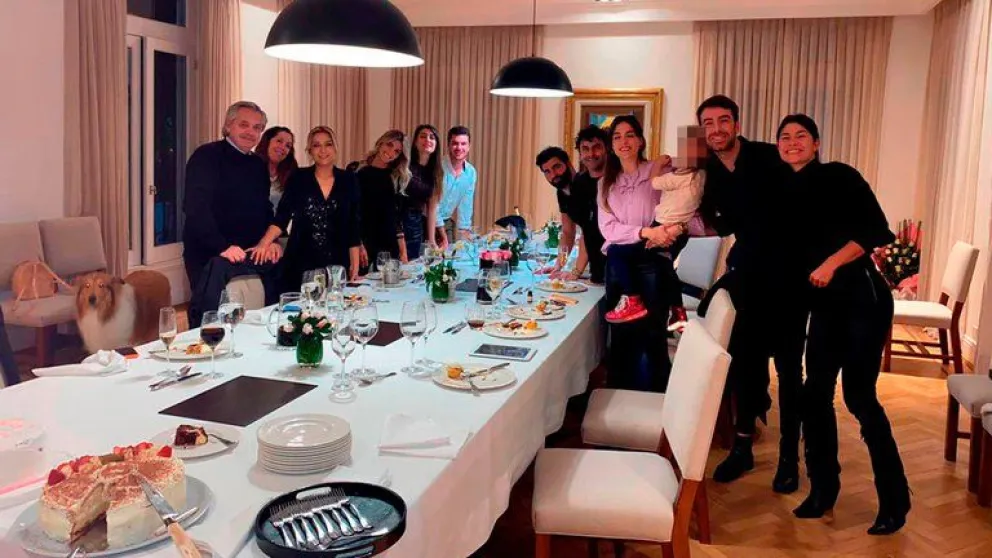 Polémica por la foto del cumpleaños “sin protocolos” de la esposa del presidente