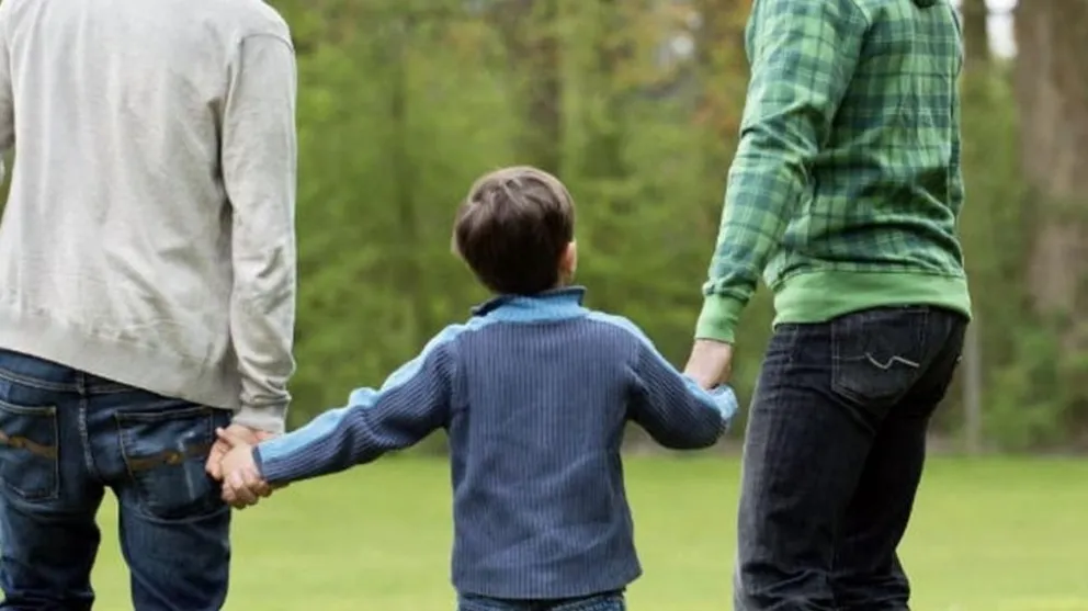 Triple filiación: la Justicia dictaminó que un niño tendrá una madre y dos padres legalmente