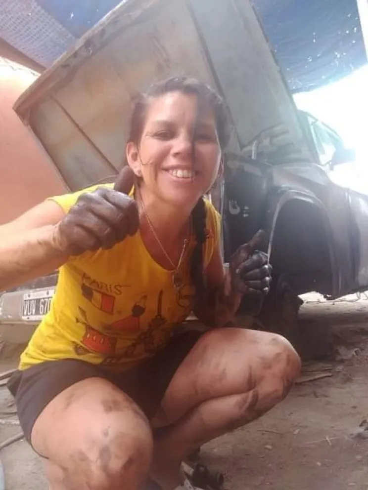 Mujer empoderada de Viedma: es fletera, albañil, mecánica y limpia terrenos
