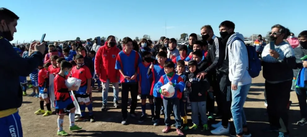 Cierre de lujo para la Liga Infantil Barrial con Luis Islas y Diego Galván