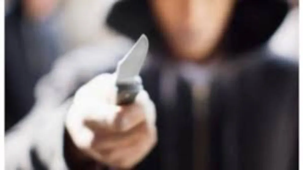 Se le pasó toda la vida en un minuto: un joven le puso un cuchillo en el cuello