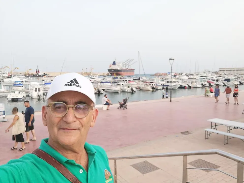 Un viedmense de alma hace un mes que quiere volver al país y no puede