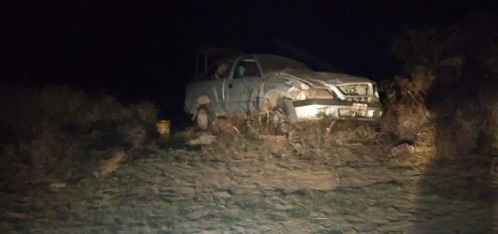 La neblina le jugó una mala pasada a un conductor, terminó volcando su camioneta