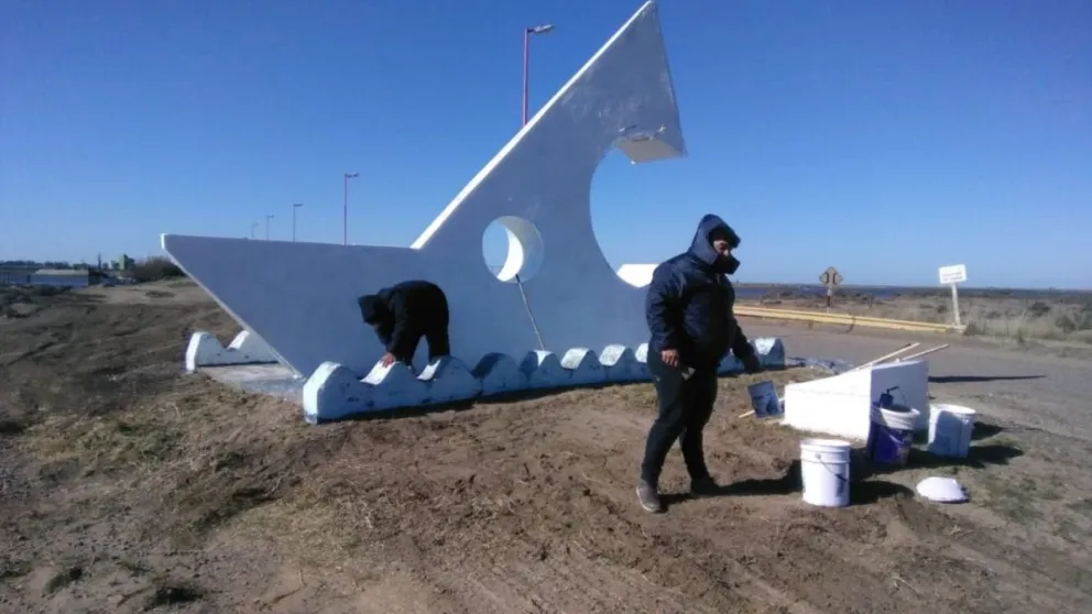 Mantenimiento: le dieron una mano de pintura al tiburón de Bahía San Blas