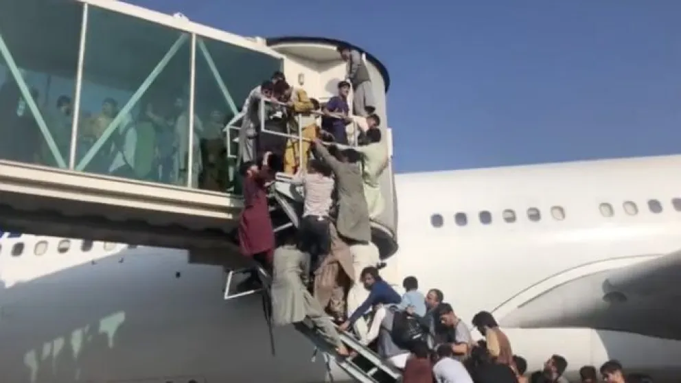 Afganistán: caos en el aeropuerto donde miles intentan huir de los talibanes