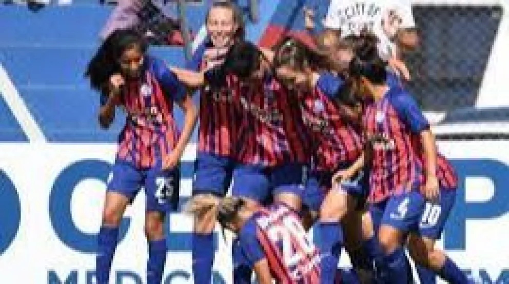 Fútbol femenino: San Lorenzo goleó y manda en lo más alto