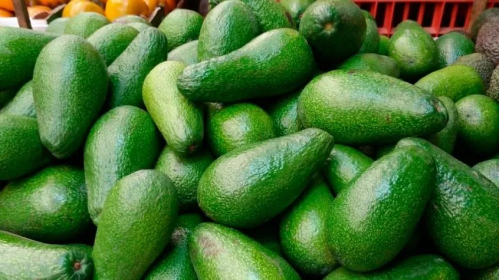 Efecto ladrona de kiwis y paltas: le revisaron hasta los bolsillos a una clienta
