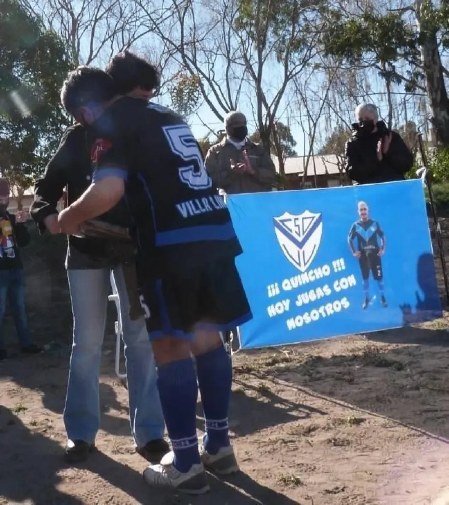 El emotivo homenaje de Villa Linch para uno de su futbolistas que murió de COVID