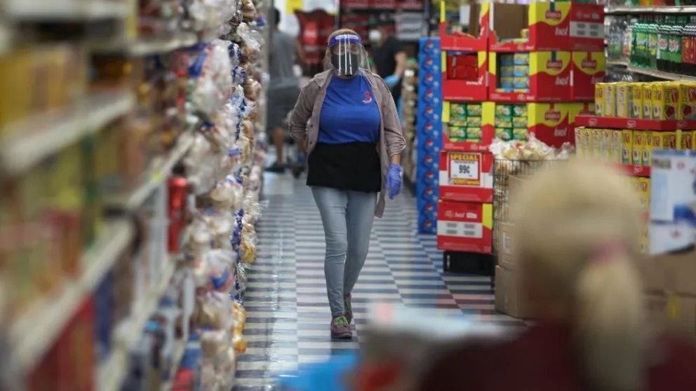 Se filmó lamiendo productos en el súper y provocó indignación en las redes