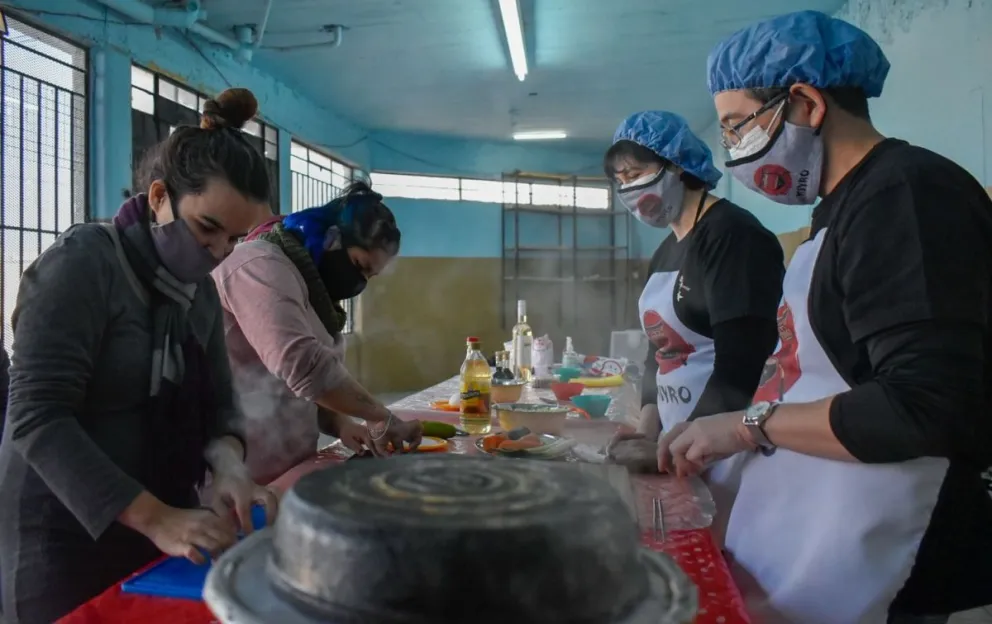 Enseñan a cocinar platos típicos para mejorar dietas de un merendero