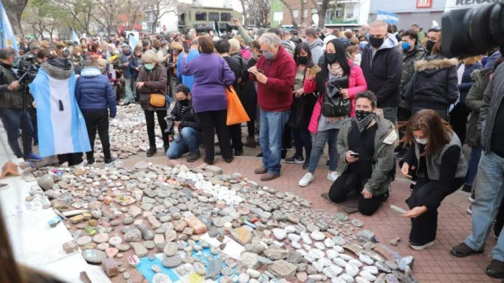 Marcha de las piedras: Homenaje a las víctimas del Covid y protestas contra el Gobierno