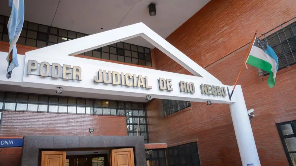 Usaron una combi del club judicial que desvalijaron, y la dejaron tirada