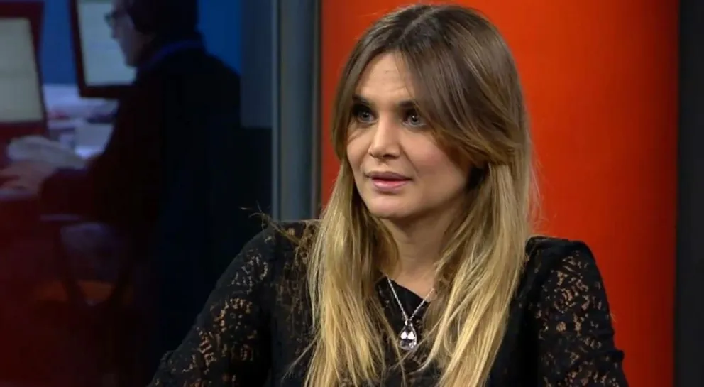 Un afiche de campaña de Amalia Granata se hizo viral por su parecido a un personaje