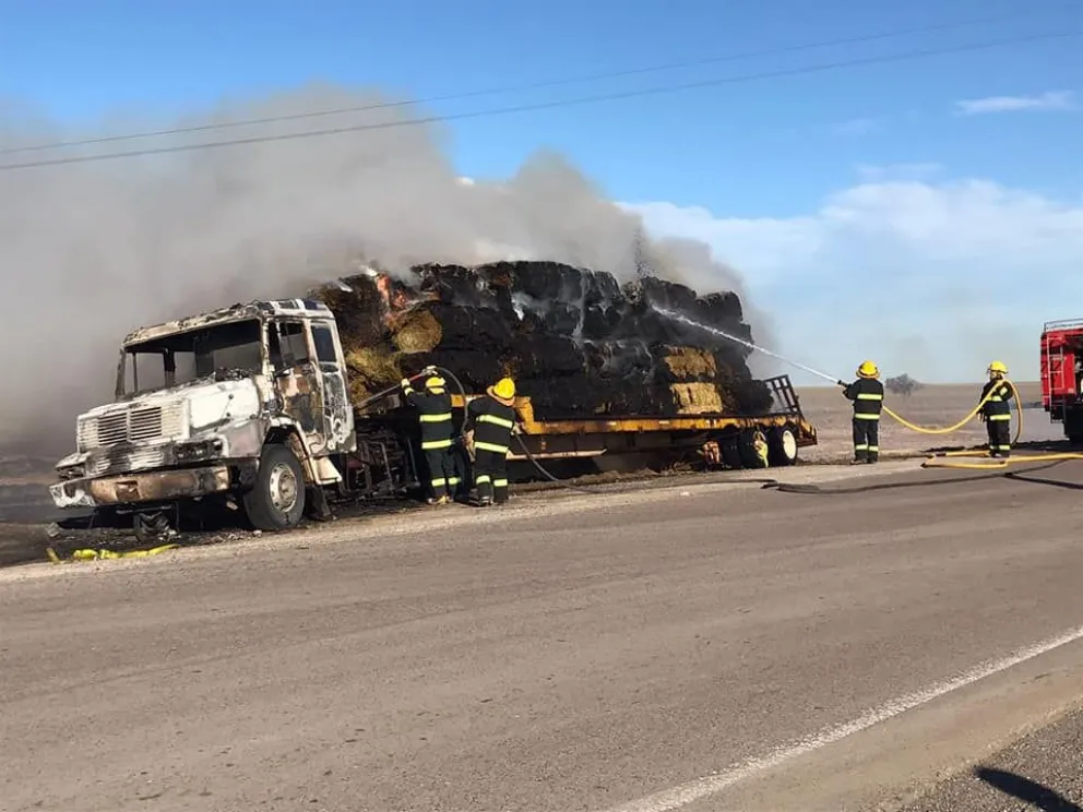 Shockeante incendio de un camión lleno fardos