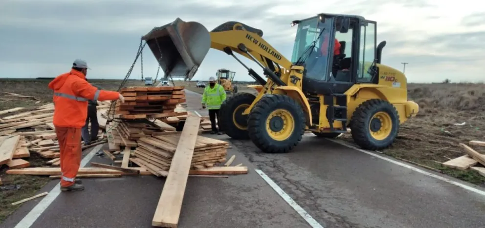 Por el vuelco de un camión, la ruta 3 estuvo cubierta de madera todo el día