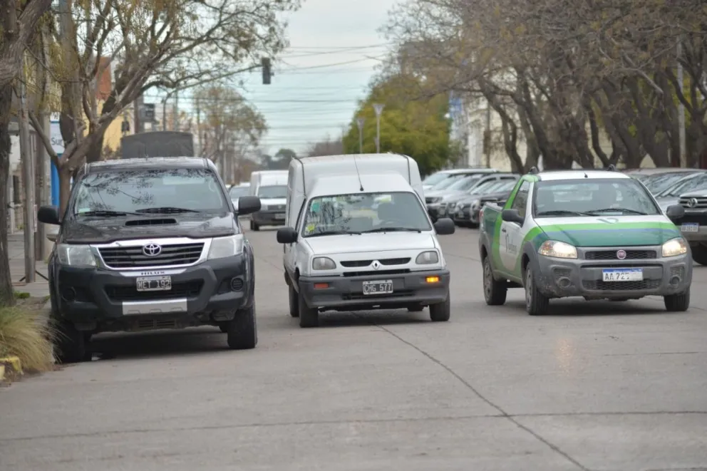 Malas maniobras, apurados y sin respeto: Viedma es un peligro al volante