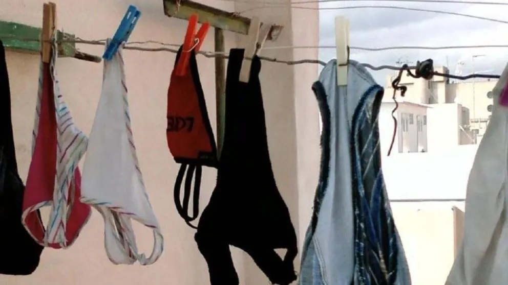 Denunció a su vecina por colgar "tangas" en el patio "para seducir a su marido"