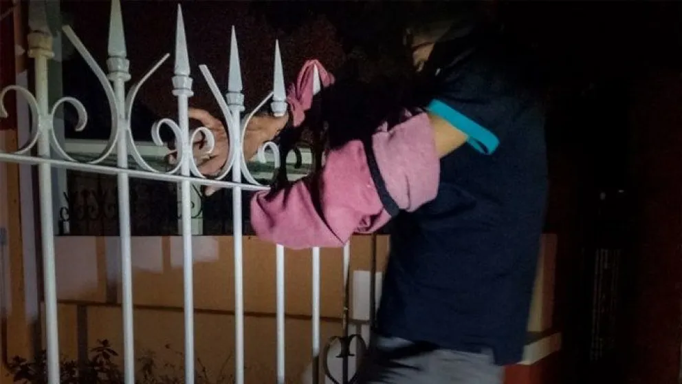 Insólito: Entró a robar en una casa, saltó la reja y quedó clavado