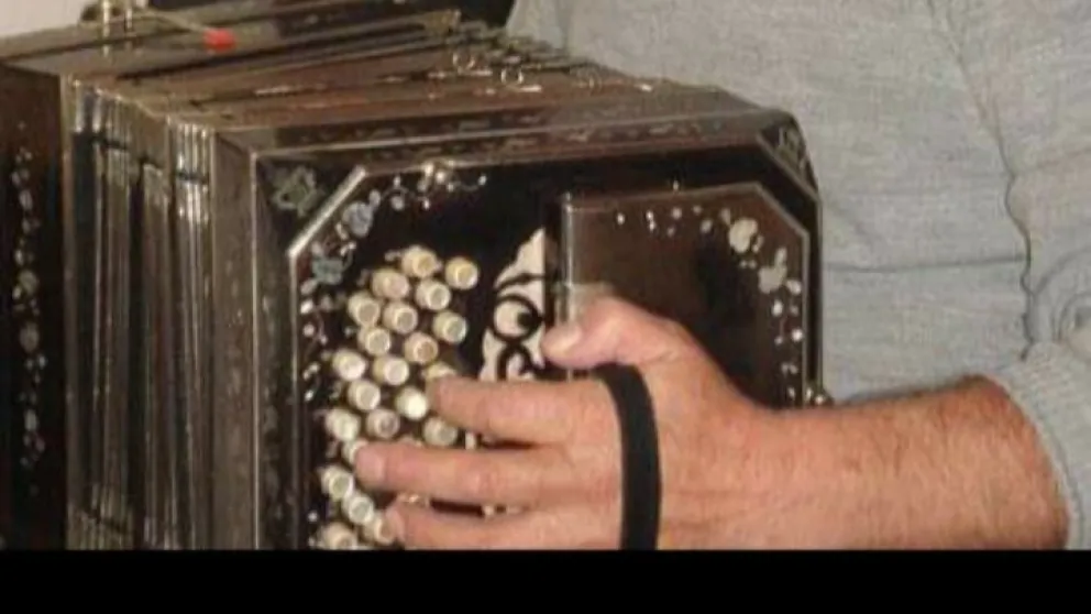 Buscan el bandoneón que robaron a la familia del barrio Las Flores