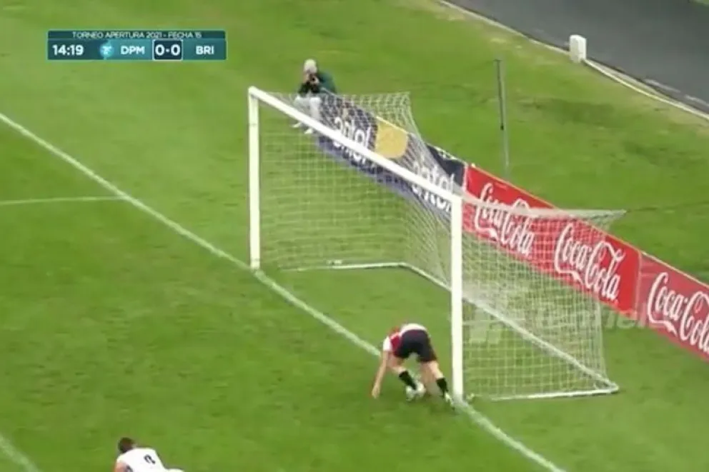 Premio al blooper del año: el insólito gol que le anularon a un argentino en Uruguay