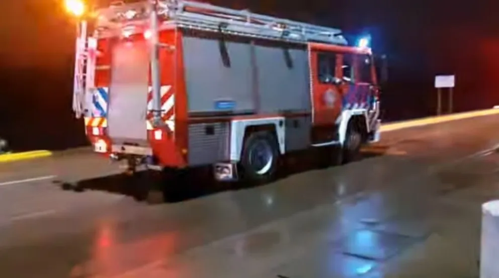 Un incendio registrado esta madrugada en una isla causó importantes daños