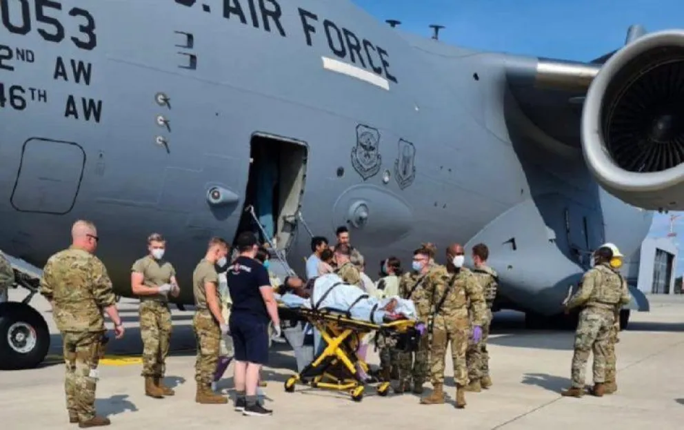 Una mujer embarazada que huía de Afganistán dio a luz en un avión militar