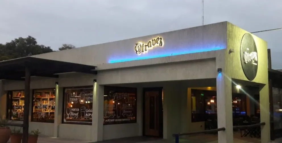 Dos chicas y un hombre protagonizaron un escándalo a la salida de un restaurante