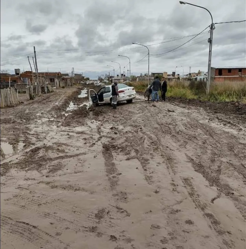 Haciendo rally: un taxista sufrió las consecuencias de las intensas lluvias