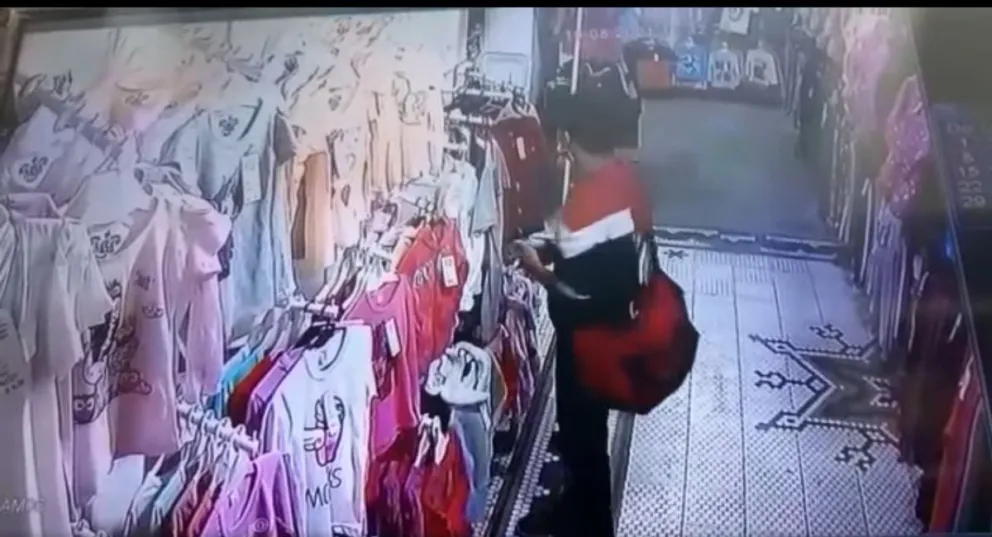 Robo en una tienda: los papás de los nenes devolvieron la ropa y pidieron perdón