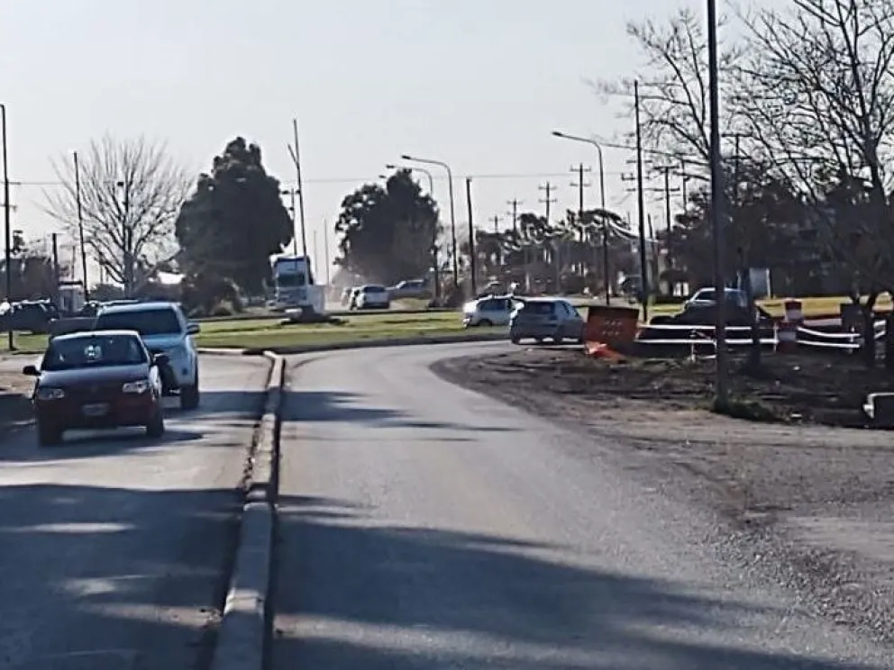 Restringen pasos en la rotonda Malvinas por obras en avenida Perón