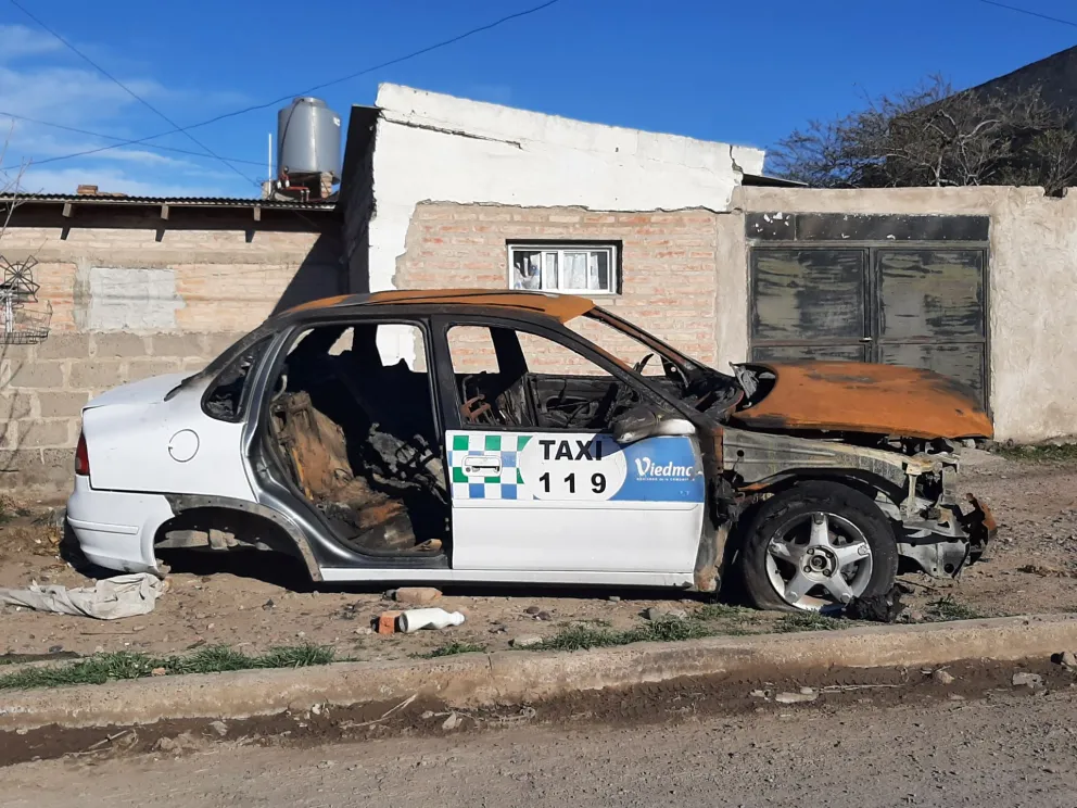 Un taxi pasó de un incendio en el Puente a ser una chatarra en la vía pública