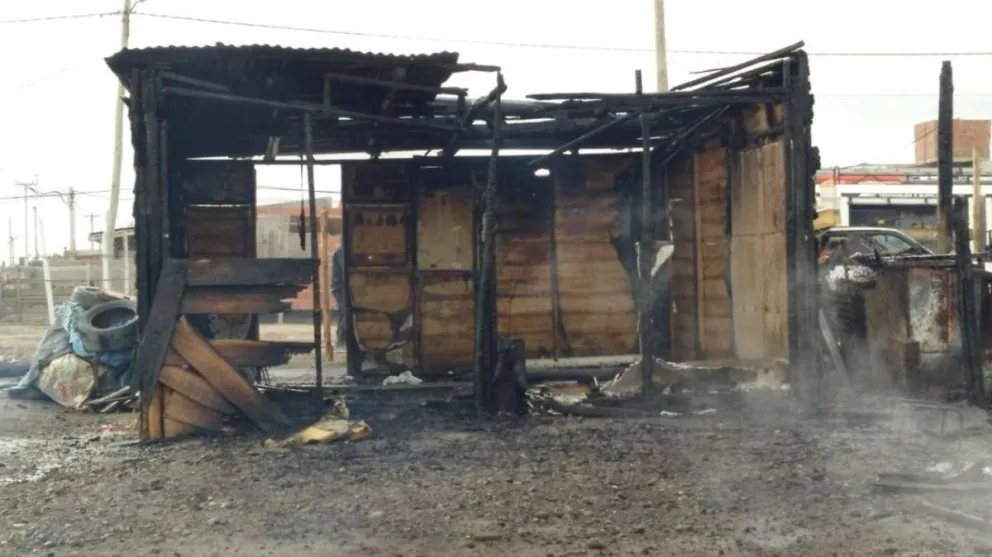 Incendio de casillas: Abandonados entre ruinas piden ayuda en Viedma
