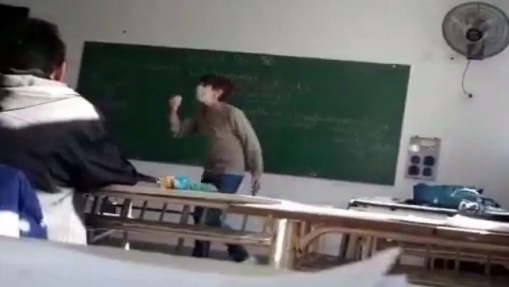 Polémico video: Una docente kirchnerista discutió a los gritos con sus alumnos y defenestró a Macri