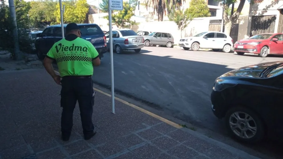 Tenía la moto estropeada, sin documentos, y conducía un menor