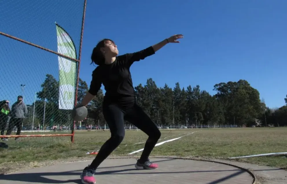 Río Negro define en Viedma los equipos de natación y atletismo