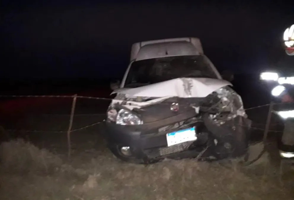 Se accidentaron dos policías: el vehículo impactó contra un poste de luz