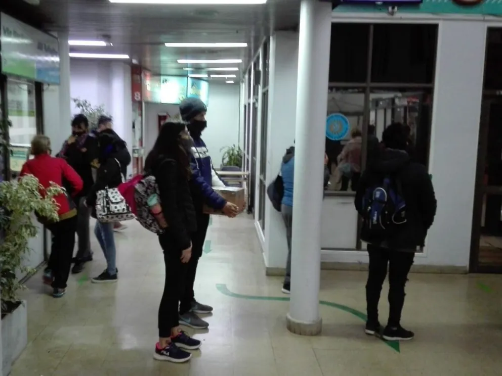 Enojo e incertidumbre por el paro de UTA en la Terminal de Viedma