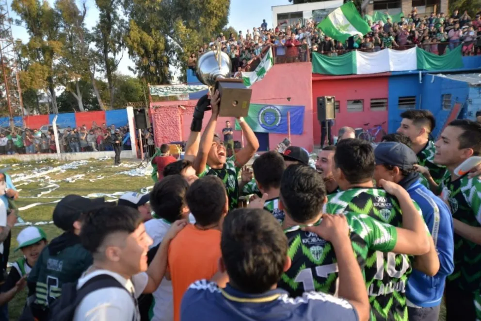 Festejos repartidos en las finales del fútbol barrial viedmense