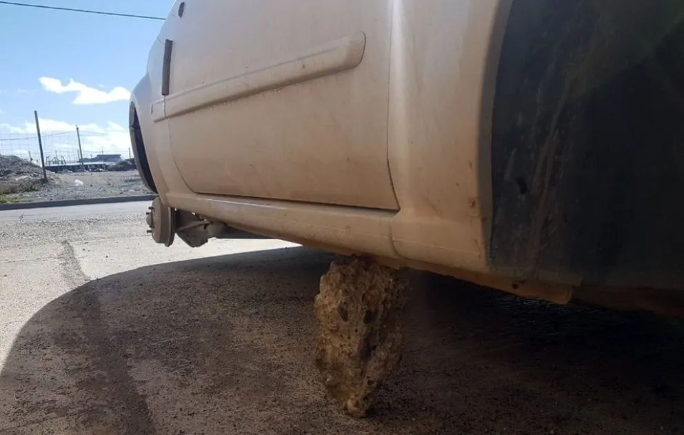 Salió a correr y cuando volvió le habían robado dos ruedas del auto