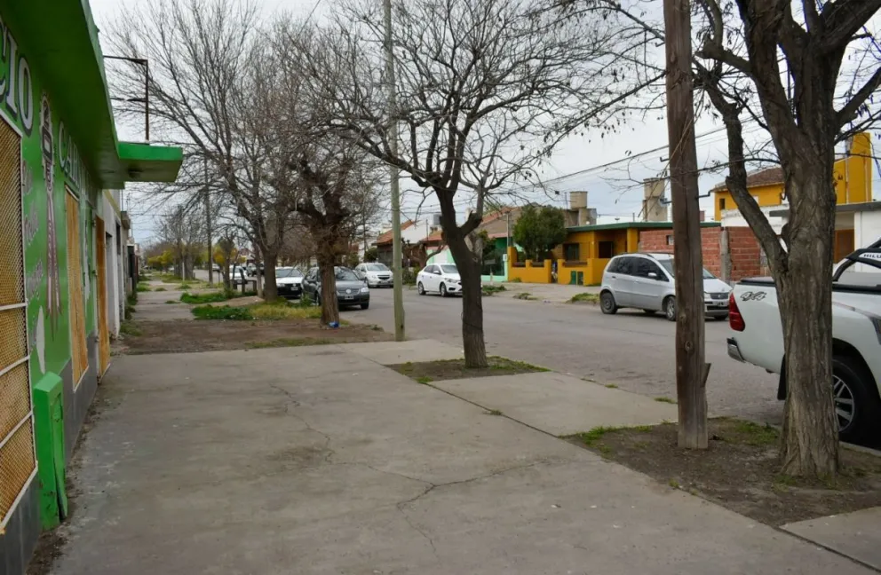 Arrojaron una "molotov" y quemaron el auto de un comerciante