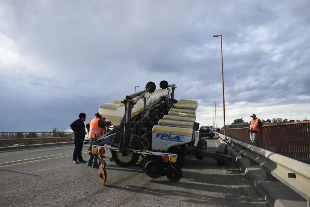 Se le cortó la lanza y una sembradora de maíz interrumpió el tránsito