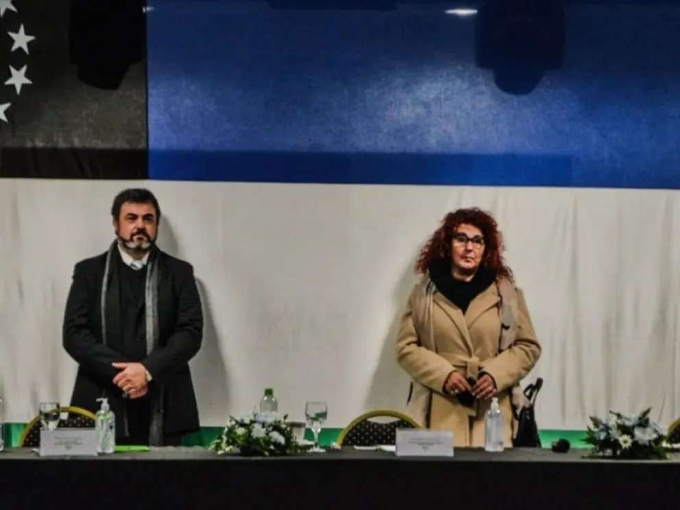 Criado y Ceci  se sientan en las sillas del Superior Tribunal de Justicia