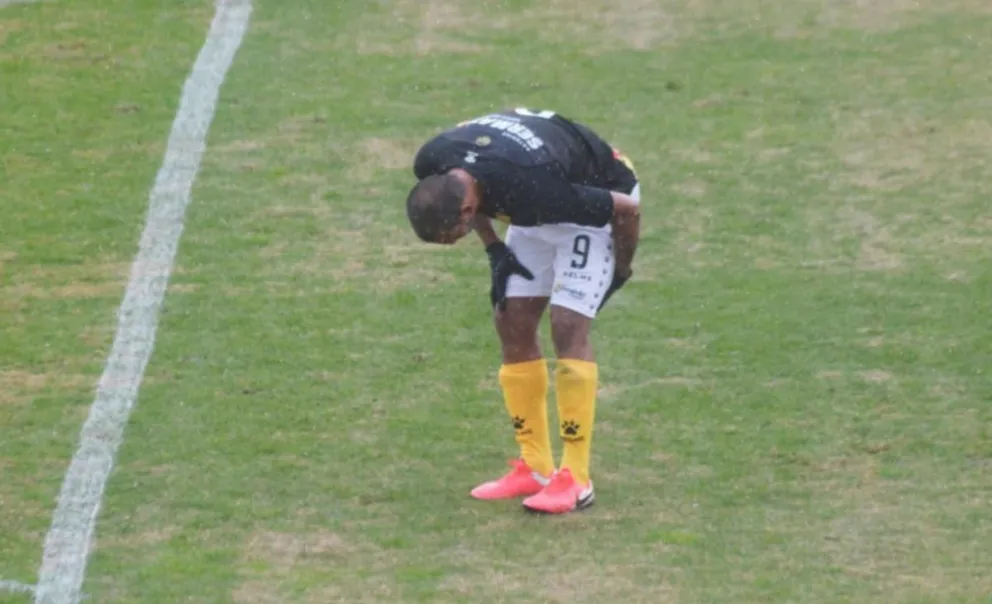 Federal A: Olimpo se queda sin su goleador por una dura lesión