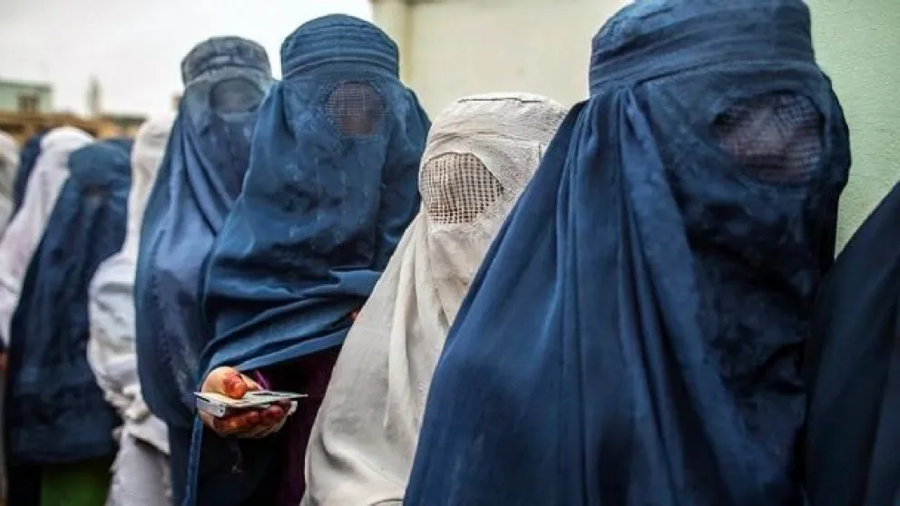 Afganistán: en un hecho inédito mujeres marcharon por sus derechos