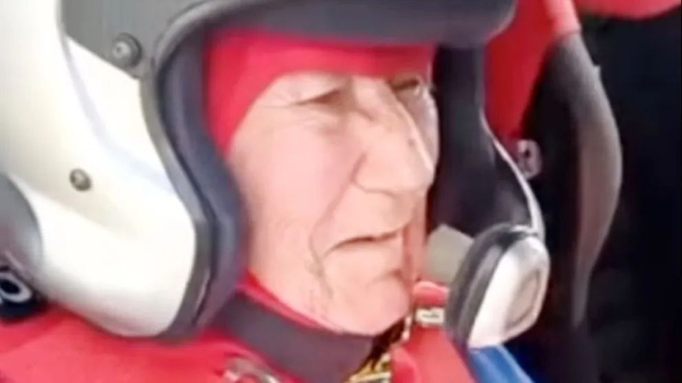 Viral: a los 88 años hizo su sueño realidad y anduvo en un auto de rally