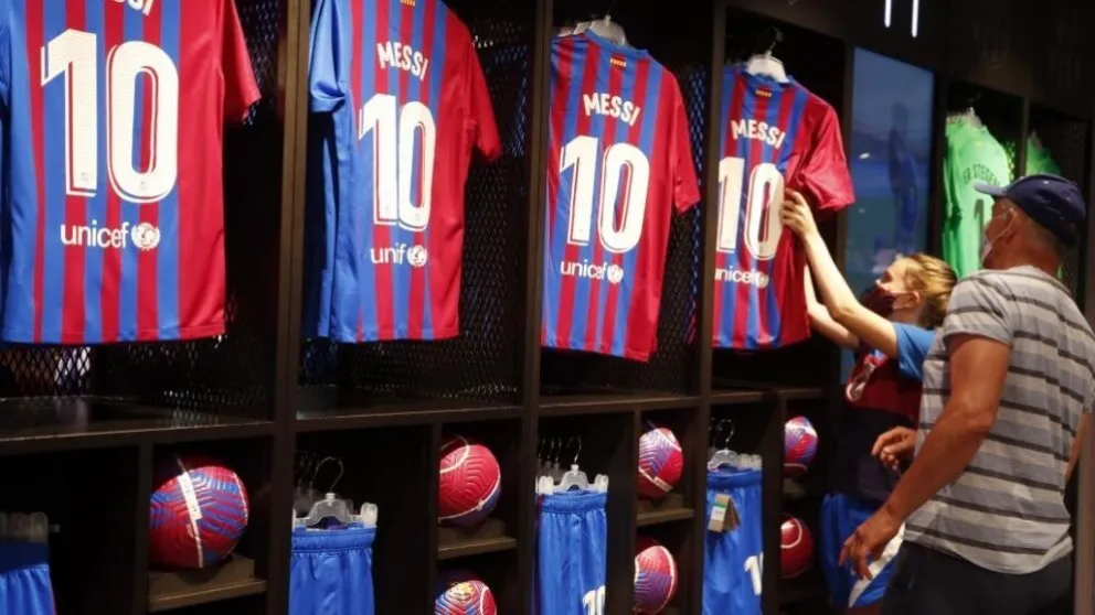 El Barcelona tomó una llamativa decisión con el stock de camisetas de Messi