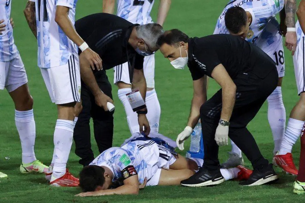 Video: la fuerte patada de Martínez a Messi que pudo haberlo quebrado