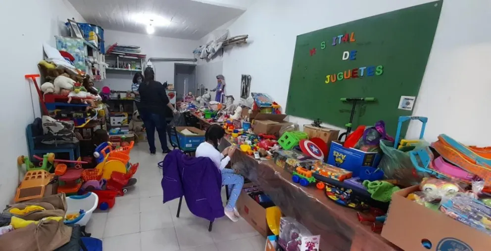 Un "hospital de juguetes" que alegra la vida a niños de escasos recursos