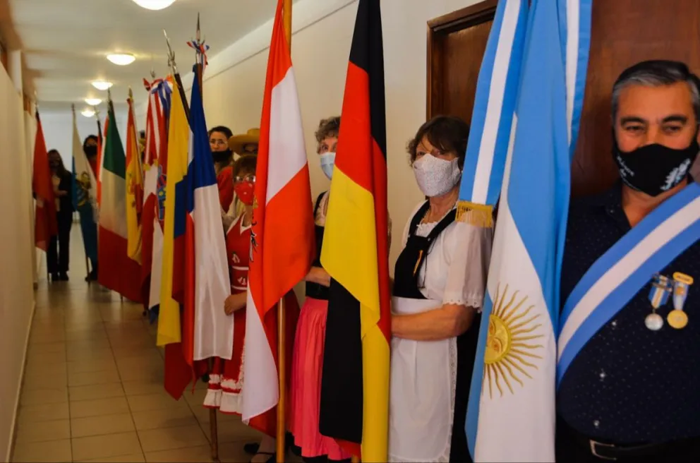 Cálida celebración del Día del Inmigrante con banderas multicolores
