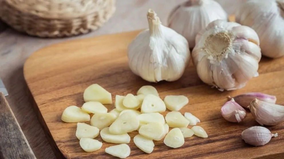 Las ventajas y desventajas de comer ajo ¿quiénes deberían evitarlo?